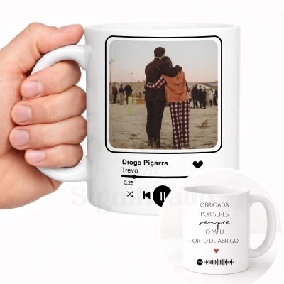 Caneca branca com foto de casal abraçado e texto de música e frase sentimental em português.