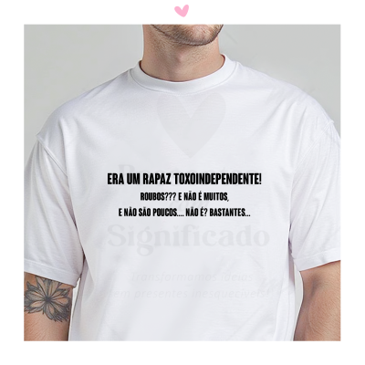 Camiseta branca com texto preto impresso vistosa