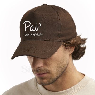 Boné castanho com texto branco Pai² LUCAS MADALENA usado por homem.