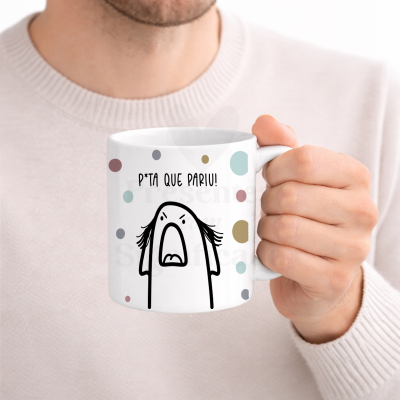 Caneca branca com desenho e texto preto segurada por uma mão masculina com camisola clara