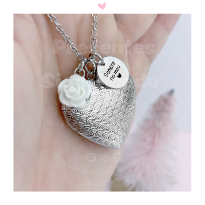 Colar com pendente coração metálico texturizado, flor branca e placa com texto 'Sempre no meu ♥'