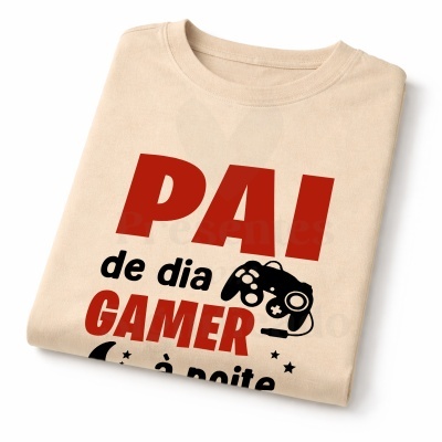 T-shirt bege com texto e imagem de comando de videojogo.