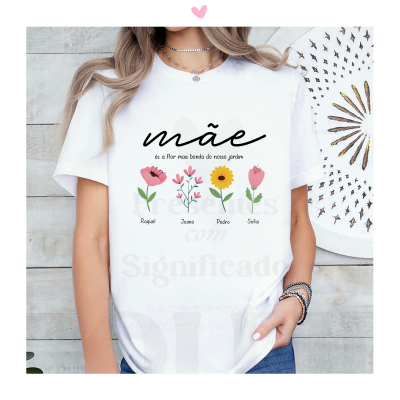 Camiseta branca estampada com flores e texto em português sobre mãe e nomes de filhos.