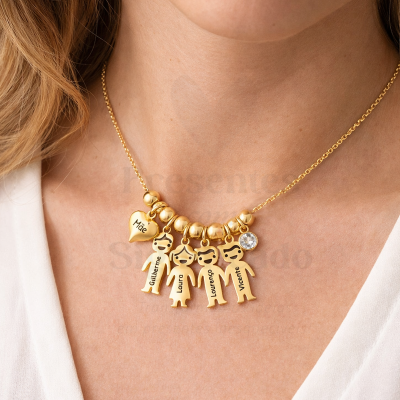 Colar com pendentes dourados com nomes e coração com palavra Mãe