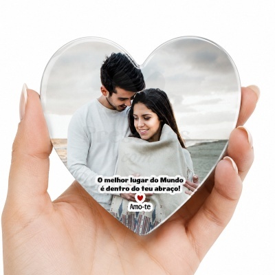 Coração de vidro com imagem de casal abraçado e texto romântico