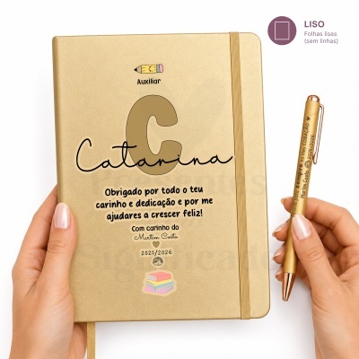 Caderno dourado personalizado com texto e ilustrações e uma caneta dourada com texto personalizado