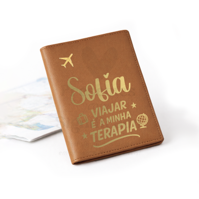 Capa castanha para passaporte com texto dourado personalizado