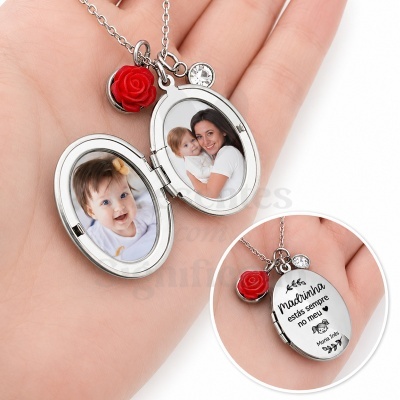 Colar medalhão oval prateado com fotos, rosa vermelha e texto gravado