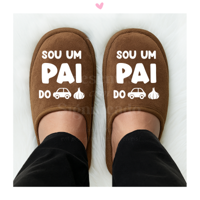 Chinelos castanhos com texto em branco e ícones, calças pretas e tapete branco felpudo