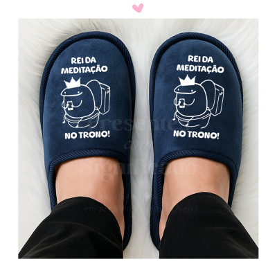 Chinelos azuis com texto e ilustração em branco sobre superfície branca peluda