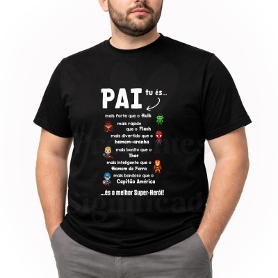 Homem a usar t-shirt preta com texto e desenhos de super-heróis.