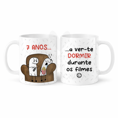 Caneca branca com desenho de duas figuras num sofá e texto em português sobre dormir durante filmes