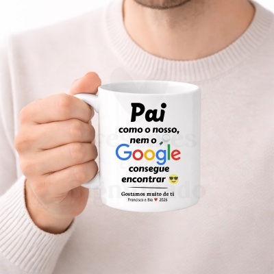 Caneca branca com texto em português e elementos coloridos, segurada por uma mão.