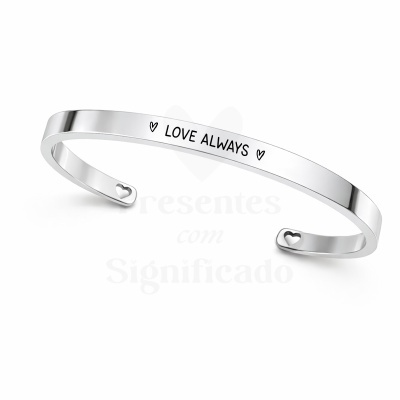 Pulseira rígida prateada com gravação LOVE ALWAYS e corações nas extremidades.