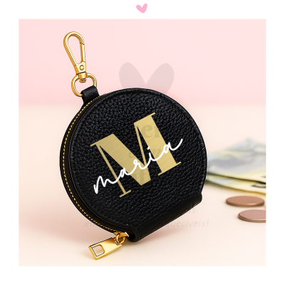 Bolsa redonda preta com fecho dourado e o nome maria impressos