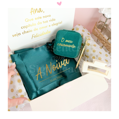 Conjunto presente noiva com bolsa verde, estojo pequeno, caneta dourada e mensagem personalizada