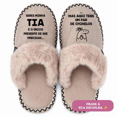Chinelos bege com pelo creme e texto em preto para tia