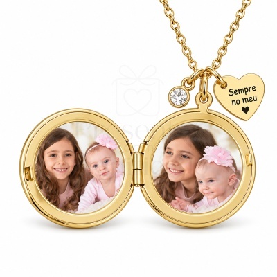 Colar medalhão dourado com fotos de crianças e pendente em forma de coração com texto