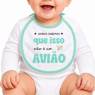 Babete branco com borda verde água e texto impresso para bebé.