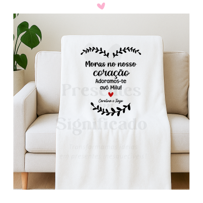 Manta branca com texto e folhas decorativas em sofá claro