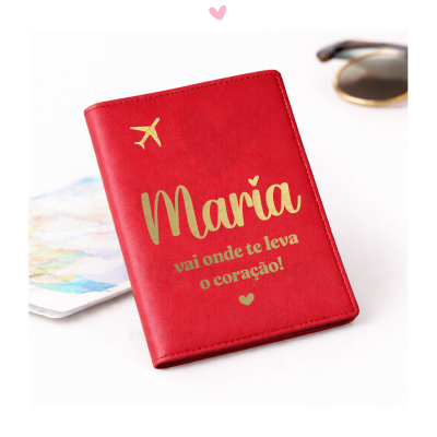 Capa vermelha de passaporte com nome Maria e texto em dourado