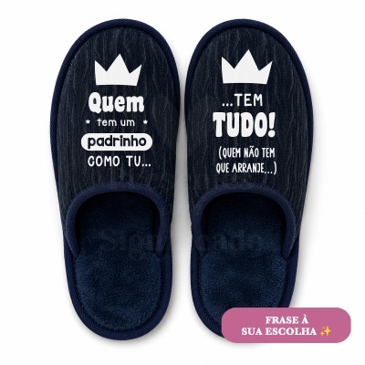 Chinelos azuis escuros com texto branco sobre padrinho
