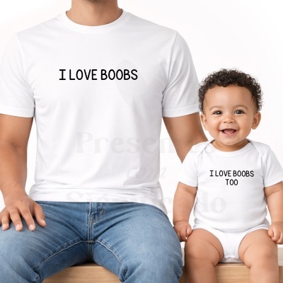 Homem com t-shirt branca I LOVE BOOBS e bebé com body branco I LOVE BOOBS TOO sentados lado a lado