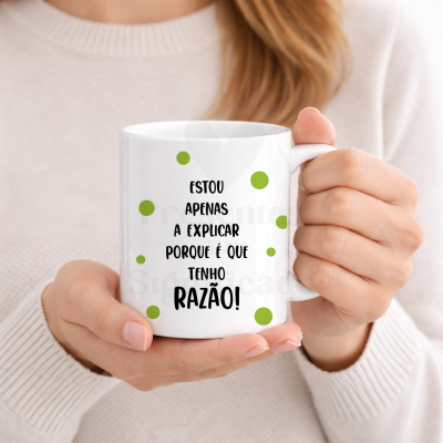 Caneca branca com texto em português e pontos verdes