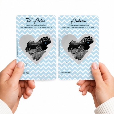 Duas cartas azuis com padrão em zig-zag e ultrassom em forma de coração, texto em português e mãos segurando