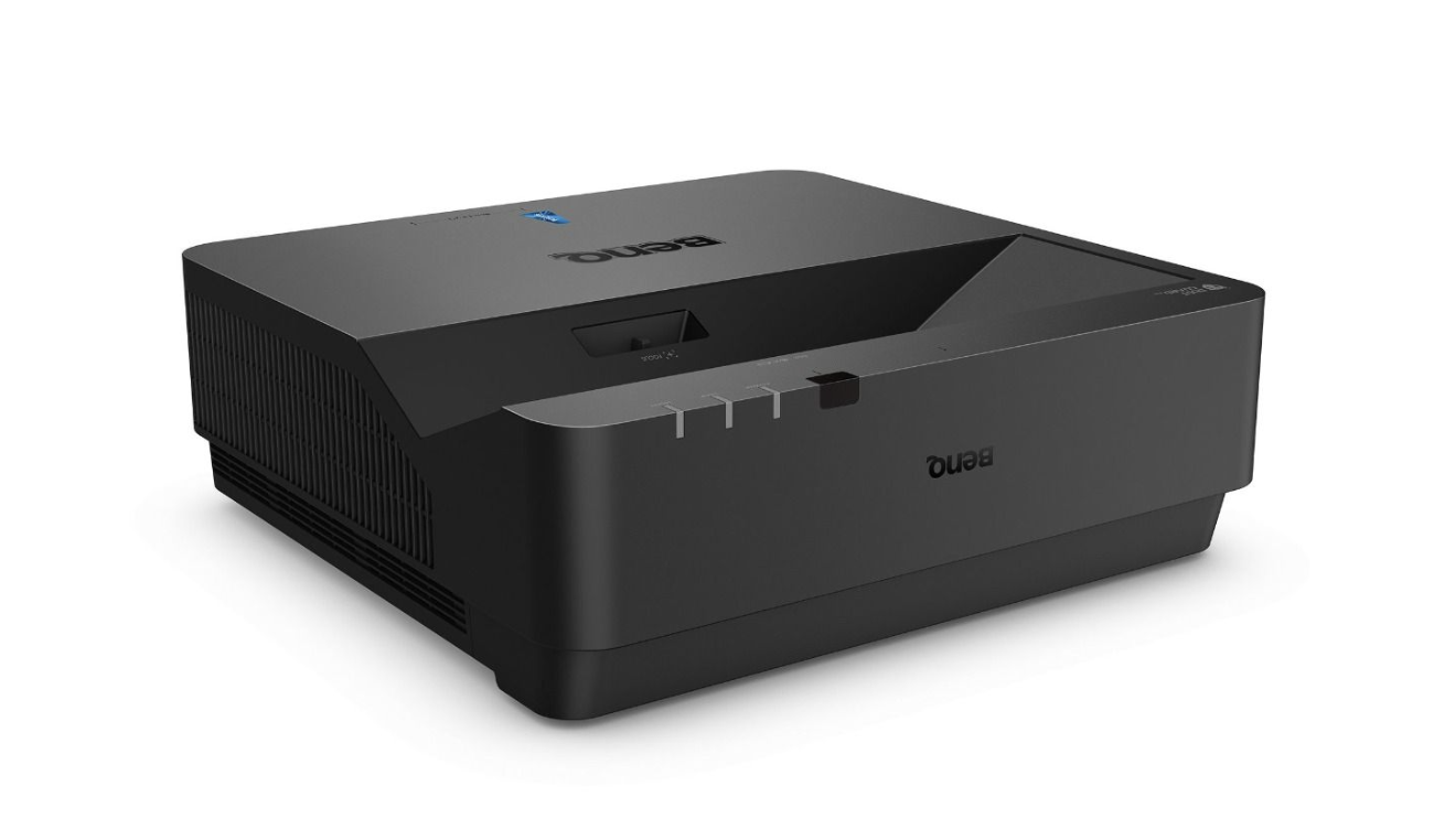 BenQ - LU960UST - Installation Projector Projetor preto com escrita duga na frente sobre superfície branca