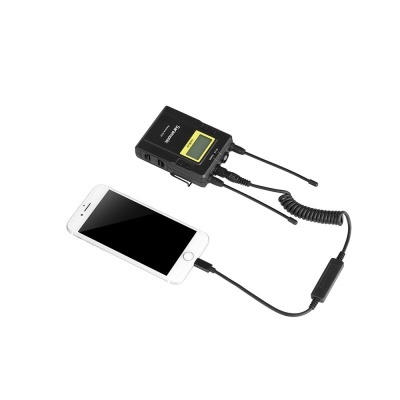 Cabo de ligação entre telemóvel branco e rádio portátil preto com visor amarelo