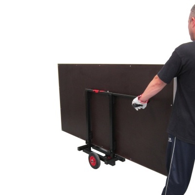 Carrinho para transporte de placa de madeira com estrutura preta e rodas vermelhas