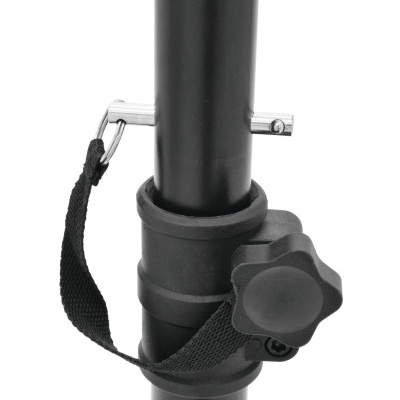 Estrutura tubular preta com peça de ajuste em plástico e correia preta com mosquetão