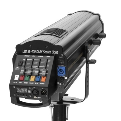 Refletor LED SL-400 DMX Search Light preto com controles coloridos em tripé