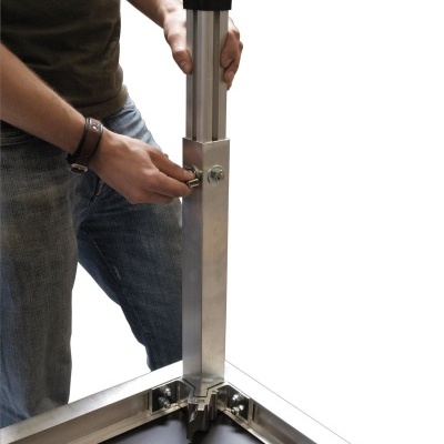 Estrutura metálica ajustável de alumínio com pessoa ajustando peça cilíndrica preta e prateada