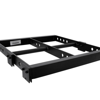 Estrutura metálica preta para suporte com perfurações e barras transversais