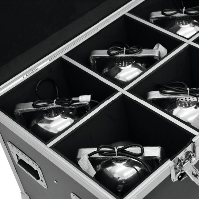 Caixa preta aberta com compartimentos e seis microfones prateados com cabos