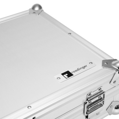 Mala metálica prateada com cantos arredondados e etiqueta roadinger