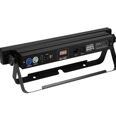 Projetor LED retangular preto com visor digital e base de apoio sobre fundo branco