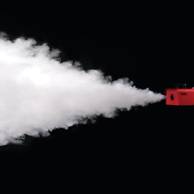 Nebulizador vermelho emitindo vapor branco em fundo preto