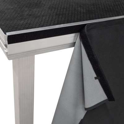 Mesa preta texturizada com estrutura metálica e toalha pendurada preto e cinza