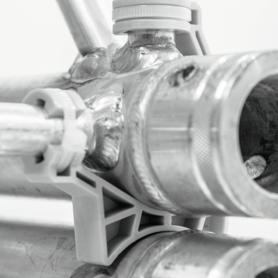 Tubo metálico com suporte plástico branco fixado