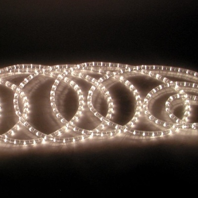 Corda de luzes LED branca quente disposta em círculos sobre fundo escuro