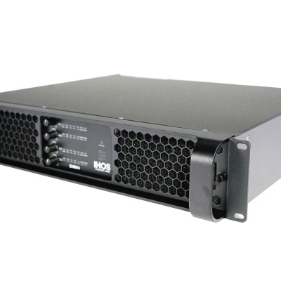 Amplificador de som preto para rack com botões e indicadores luminosos frontais