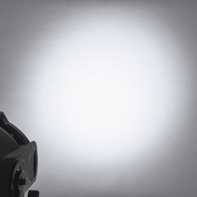 Equipamento mecânico escuro com parafusos em fundo claro