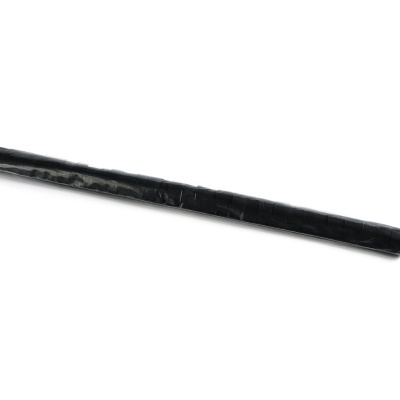 Barra preta longa e fina sobre fundo branco