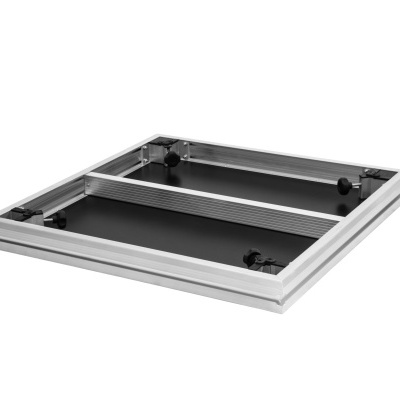 Painel retangular com moldura metálica prateada e superfície preta com suportes ajustáveis