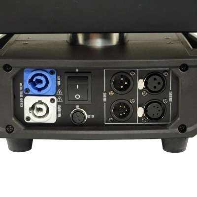 Parte traseira de equipamento eletrónico preto com conectores e interruptores