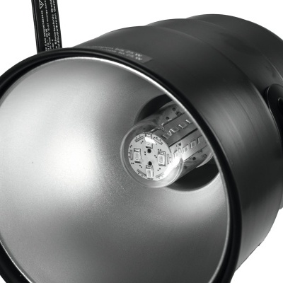 Luz de estúdio fotográfico preta com refletores prateados e lâmpada LED