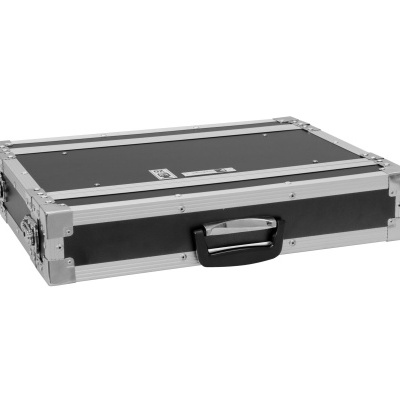 Mala rígida preta com cantos metálicos prateados e alça